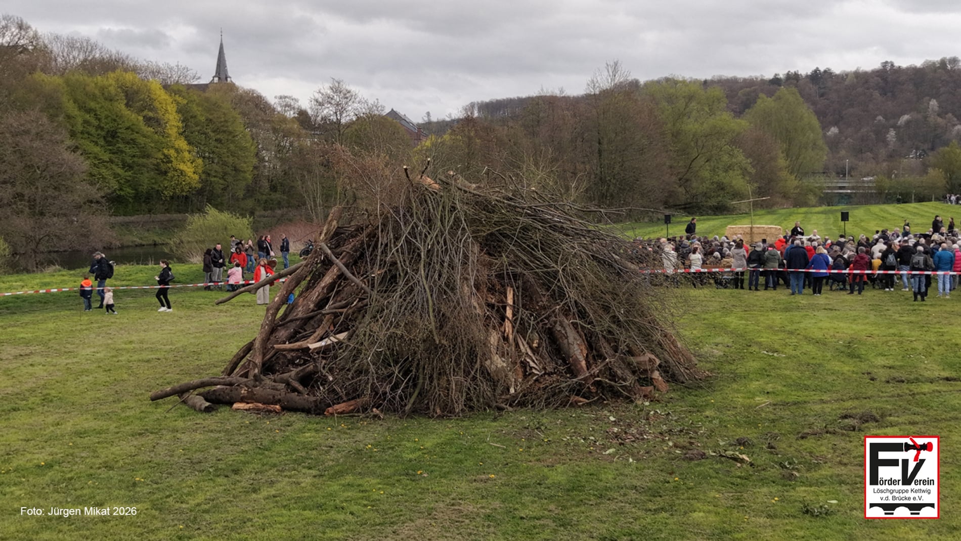 Löschgruppe vor der Brücke Osterfeuer 2026