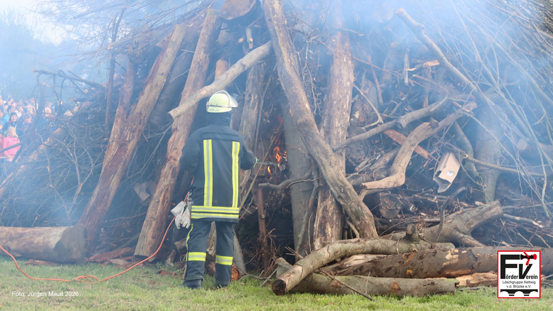 Löschgruppe vor der Brücke Osterfeuer 2026