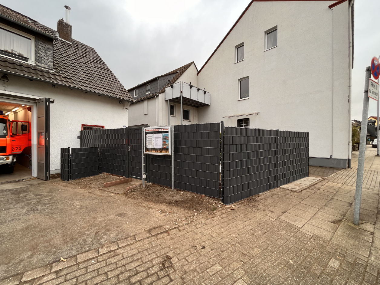 Erneuerung des vorderen Bereiches einschließlich des Zaunes